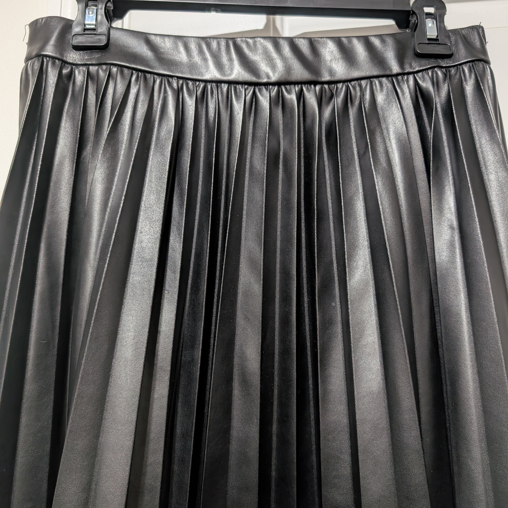 Sincerely Jules Black Pleated Faux Leather Midi Skirt Size L - Picture 4 of 4